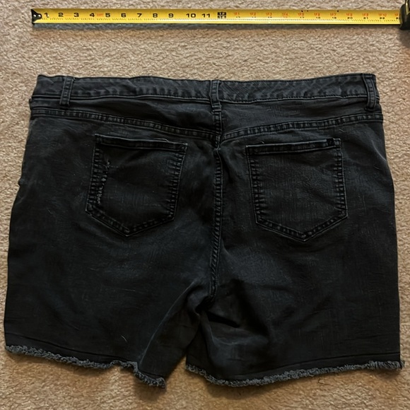 J-Lo Black Jean Shorts - Picture 4 of 6